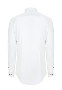Biała koszula z długim rękawem i klasycznym kołnierzykiem. Charakteryzuje się gładką fakturą, dopasowanym krojem oraz czarnymi guzikami na mankietach.