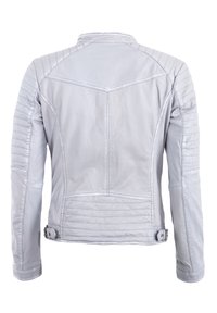 Lys grå læderjakke med struktureret stikning, tætsiddende form, høj krave og spænde detaljer ved kanten og ærmerne.