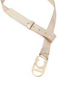 Cinturón de cuero metálico dorado con hebilla ovalada dorada y agujeros ajustables, colocado plano sobre un fondo blanco.