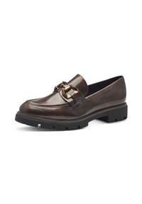 Mocassino in pelle marrone con finitura lucida, caratterizzato da un accento decorativo in metallo dorato e suola nera robusta.