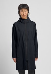 Wasserabweisende schwarze Jacke mit einem Frontreißverschluss, Kapuze und langen Ärmeln. Verfügt über einen geraden Schnitt und seitliche Taschen für Funktionalität.