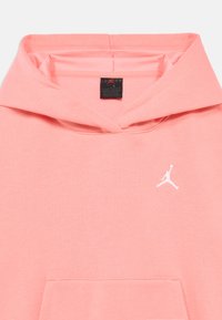 Φούτερ με κουκούλα σε ροζ χρώμα, κατασκευασμένο από απαλό υλικό, με τσέπη κάγκουρου, ριμπ μανσέτες και λευκό λογότυπο Jumpman στο στήθος.