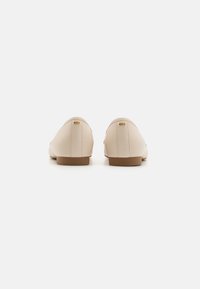 MICHAEL Michael Kors REGAN FLEX LOAFER - Chaussons - light cream