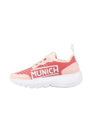 Zapatilla de corte bajo color coral rosa con suela blanca, parte superior de punto, lengüeta en el talón y logo "MUNICH" en el lateral.