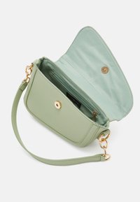 Borsa a tracolla rettangolare verde menta in pelle testurizzata, con chiusura a scatto in metallo dorato e tasca interna con zip. Tracolla regolabile inclusa.