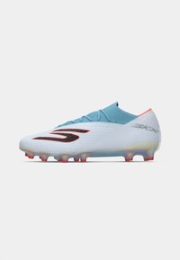 Chuteira de futebol em azul claro e branco com um material texturizado, detalhe do logotipo em preto e acentos em vermelho. Apresenta uma sola translúcida com cravos.