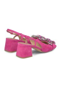 Sandali con tacco in suede rosa, con punta aperta e chiusura a fibbia; decorati con dettagli metallici e gemme rosa sulla parte superiore.