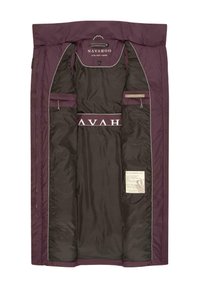 Giubbotto imbottito color bordeaux con interno marrone, presenta tasche interne, una banda con logo e cuciture a contrasto lungo i bordi.