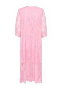 Longue robe en dentelle rose avec manches mi-longues et ourlet festonné, présentant un motif floral de feuilles, vue de dos.