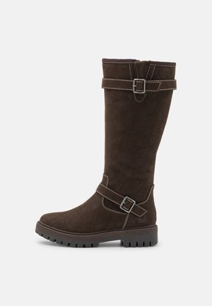 Bruine suede laarzen tot de knie met verstelbare gespbandjes, versterkte rubberen zool en contrasterende stiksels.