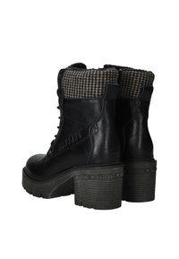 Zwarte leren enkelboots met een houndstooth-patroon op de schacht, vetersluiting en een chunky hak met een gestructureerde grip en griffer branding.