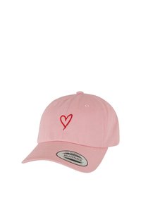 Casquette de baseball rose ajustable avec une broderie en forme de cœur rouge à l'avant. Fabriquée en coton, elle présente une visière courbée et des trous de ventilation.