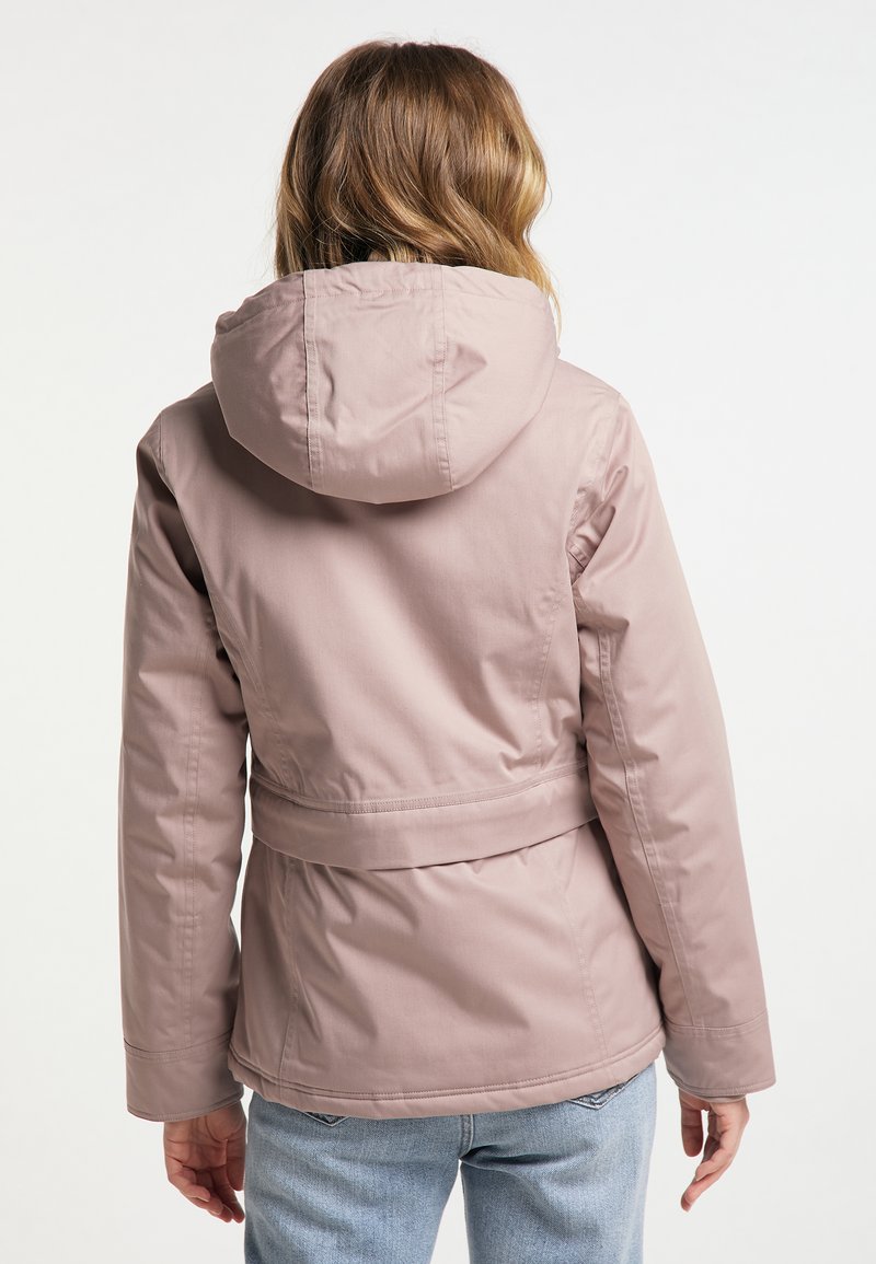 Kurze, pinke Kapuzenjacke mit elastischem Saum und glatter Textur. Verfügt über einen Rückenfalten für mehr Bewegungsfreiheit, kombiniert mit hellen Denim-Jeans.