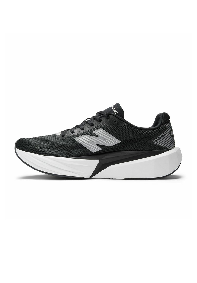 Baskets de sport noires avec une tige en maille texturée, semelle intermédiaire blanche et un logo gris bien visible. Elles disposent de lacets et d'un léger talon.