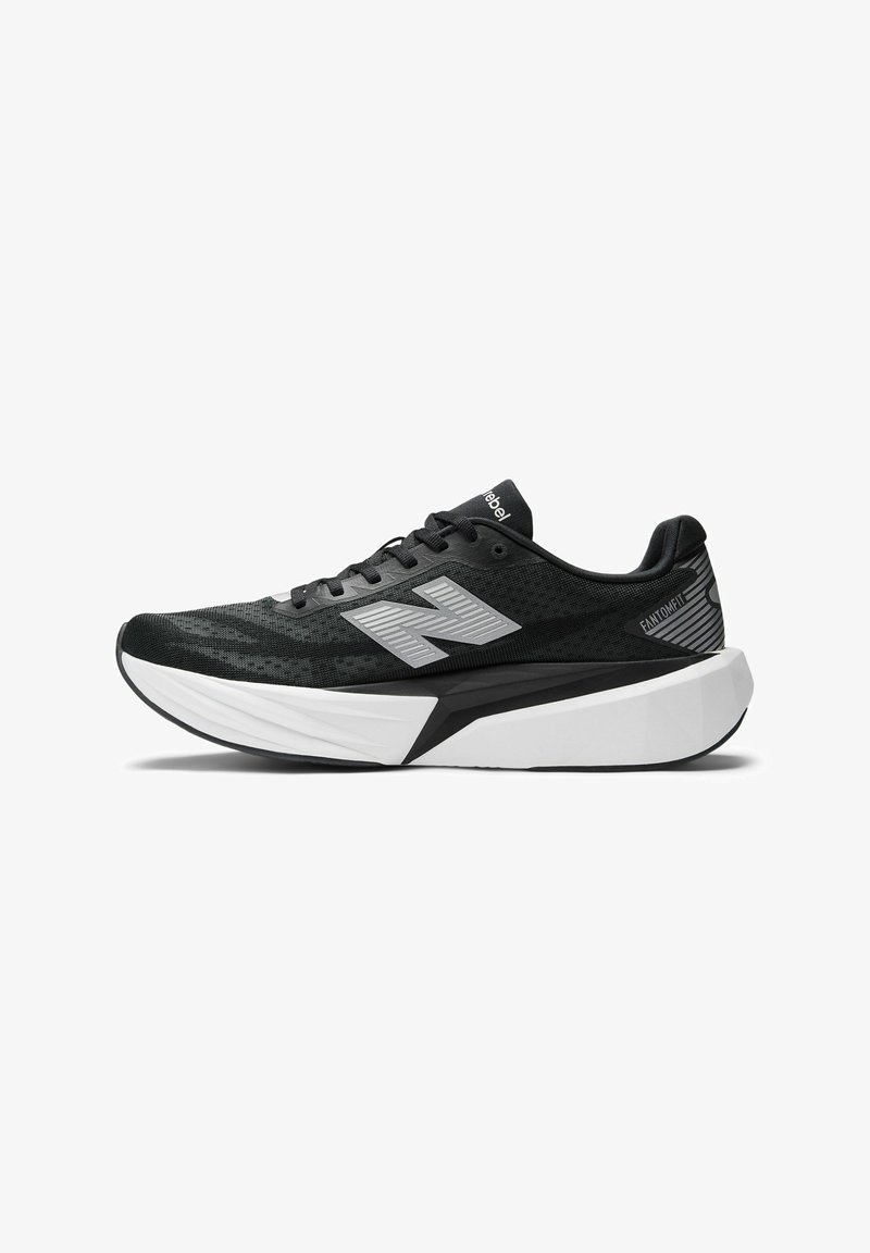 Baskets de sport noires avec une tige en maille texturée, semelle intermédiaire blanche et un logo gris bien visible. Elles disposent de lacets et d'un léger talon.