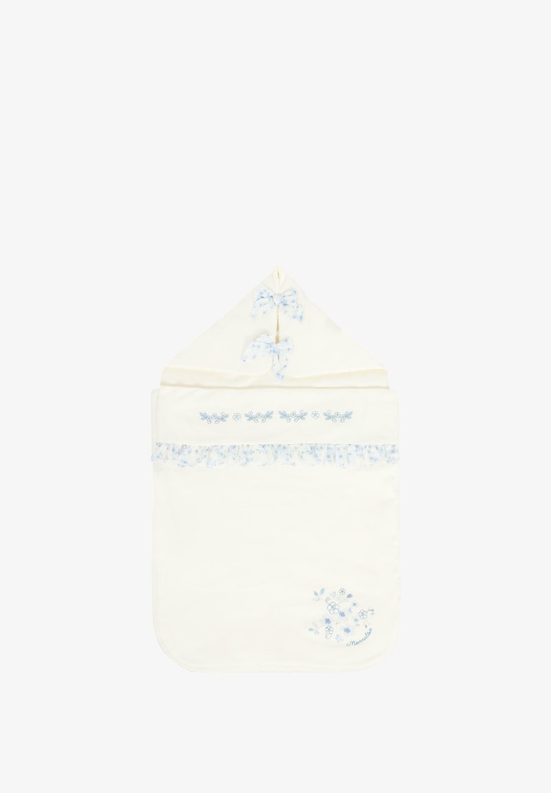 Kremowy ręcznik dla niemowląt z trójkątnym kapturem, ozdobiony niebieską haftowaną florą, koronkowym wykończeniem oraz dwoma niebieskimi kokardkami na górze.