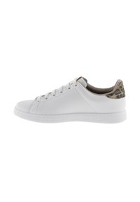 Baskets blanches en cuir avec bout arrondi, laçage à l'avant et accent en cuir imprimé léopard texturé au niveau du talon. Semelle en caoutchouc avec des détails de couture subtils.