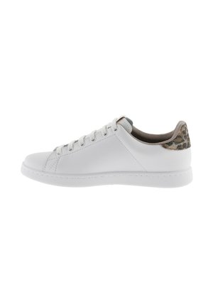 Sneaker bianco in pelle con punta arrotondata, chiusura con lacci e dettaglio a stampa leopardata testurizzata sul tallone. Suola in gomma con sottili dettagli di cucitura.