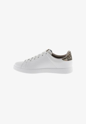 Zapatilla blanca de cuero con punta redonda, cordones en la parte delantera y un acento texturizado de estampado de leopardo en el talón. Suela de goma con detalles de costura sutiles.
