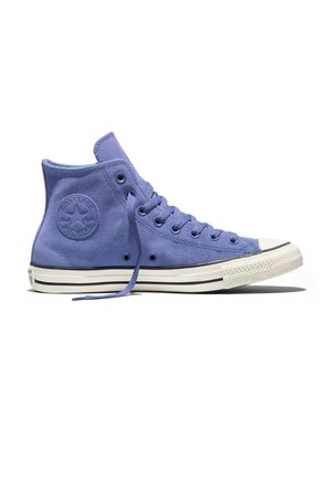High-top Converse sneaker in lavendelkleurig suède met witte rubberen zool en zwarte strepen, zijlogo patch en bijpassende lavendelkleurige veters.