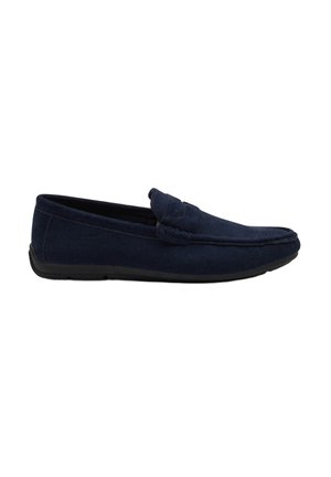 Zapato mocasín para hombre de ante azul oscuro con suela de goma y costuras estilo mocasín, diseño sin cordones y detalle de correa en el empeine.