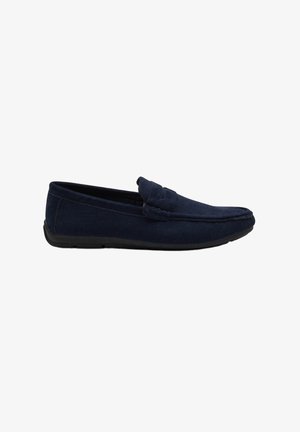 Zapato mocasín para hombre de ante azul oscuro con suela de goma y costuras estilo mocasín, diseño sin cordones y detalle de correa en el empeine.