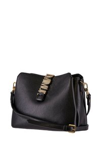 Borsa a tracolla in pelle nera con superficie testurizzata, dettaglio del logo dorato, tracolla regolabile e forma strutturata.