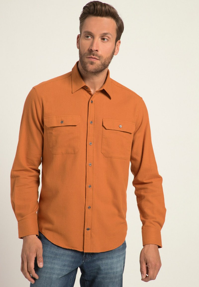Oranges langärmeliges Hemd mit zwei Brusttaschen, strukturiertem Stoff, durchgehender Knopfleiste, abgerundetem Saum und metallischen Akzentknöpfen.