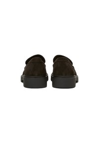 Donkerbruine suède schoenen met een gladde textuur, een laag profiel, een afgeronde vorm en zwarte rubberen zolen, gezien vanuit de achterkant.