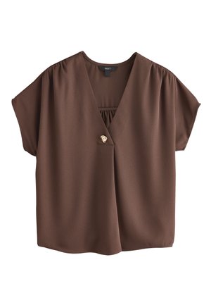Blusa marrone a maniche corte con scollo a V profondo e un unico bottone decorativo rotondo al centro davanti.