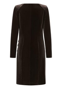 Garās piedurknes melna samta kleita ar gludu tekstūru, pieguļošu dizainu un vīlēm. Satur smalku krokas akcentu sānos.