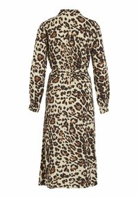 Vestido de leopardo en crema, con mangas largas, cuello y cintura ceñida con cinturón. Hecho de una tela suave con una silueta fluida.