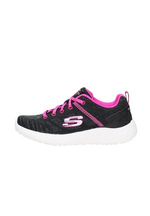 Sneaker sportivo nero con lacci e fodera rosa fluorescente, suola bianca spessa e logo del marchio sul lato, mostrato in profilo laterale.