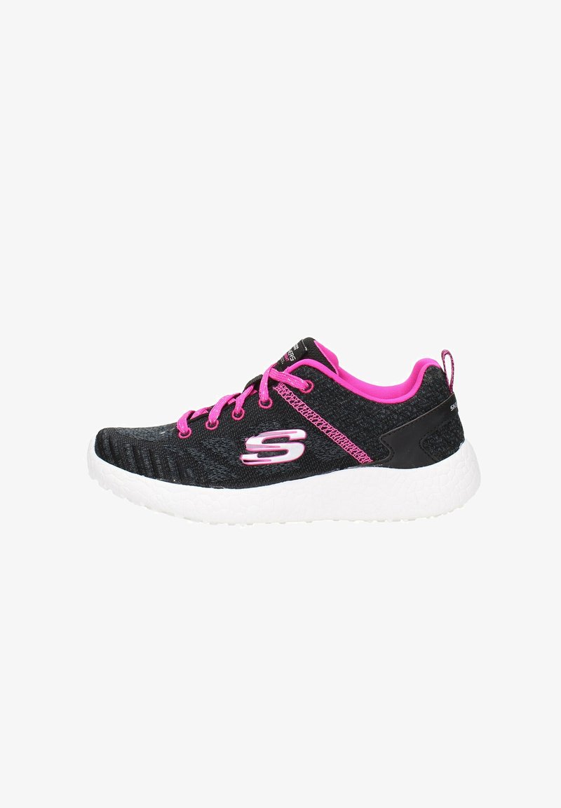 Sneaker sportivo nero con lacci e fodera rosa fluorescente, suola bianca spessa e logo del marchio sul lato, mostrato in profilo laterale.