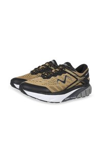 Zwarte en tan atleet schoenen met een bovenwerk van mesh, textuurpatroon, zwarte veters en een dikke witte tussenzool met grijze accenten.