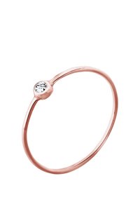 Anello in oro rosa con una fascia sottile e un unico diamante tondo incastonato in un bezello circolare al centro. Finitura liscia e lucida.