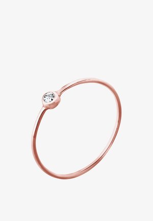 Ring i rosaguld med en slank ring og en enkelt rund diamant, der er indsat i en cirkulær bezel i midten. Glat, poleret finish.