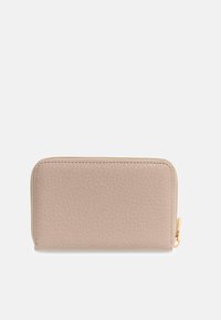 Portafoglio beige in pelle con superficie testurizzata, chiusura a zip e hardware dorato, caratterizzato da una forma rettangolare e bordi lisci.