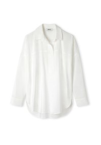 Witte langemouwen shirt gemaakt van lichte stof. Heeft een kraag, knoopsluiting en een afgeronde zoom met zijsplitten.