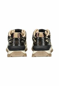 Černé a hnědé tenisky s leopardím potiskem, texturovaná kůže na patě a bílá mezipodešev. Obsahují béžové tkaničky a logo na podrážce.