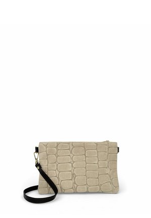 Pochette beige avec texture en relief de peau de crocodile et sangle de poignet noire amovible sur fond blanc.
