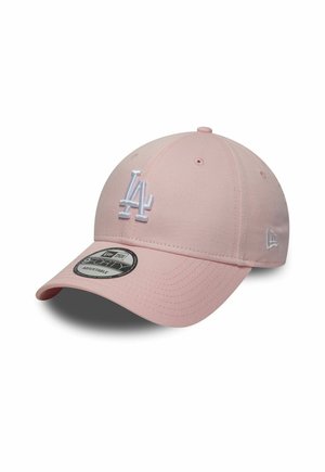 Casquette de baseball rose avec une visière incurvée, ornée d'un logo "LA" brodé en blanc, avec une sangle ajustable et un design structuré.