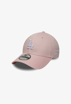 Rosa Baseballcap mit gebogenem Schild, featuring gesticktem weißen "LA"-Logo, verstellbarem Riemen und strukturiertem Design.