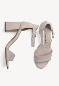 Graue Wildleder-High-Heel-Sandalen mit blockiertem Absatz, breiten Riemen und einem Knöchelriemen mit einer Metall-Schnalle. Glatte Textur mit einem minimalistischen Design.