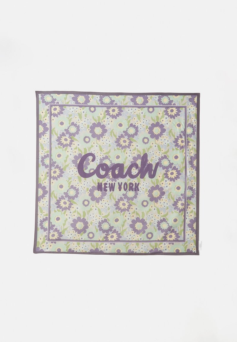 Gėlių šilkinis šalikas, kuriame dominuoja pastelinių žalių tonų fonas su violetiniais ir baltais gėlėmis, o bold rašmenimis užrašyta "Coach New York".