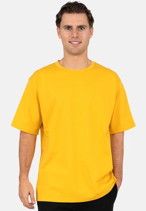 Gelbes Baumwoll-T-Shirt mit Rundhals, kurzen Ärmeln und einer lockeren Passform. Der Stoff hat eine glatte Textur und keine sichtbaren Muster oder Akzente.