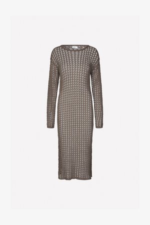 Abito in maglia di colore taupe, caratterizzato da una vestibilità ampia, maniche lunghe e un motivo a traforo con forme a diamante in tutta la superficie.