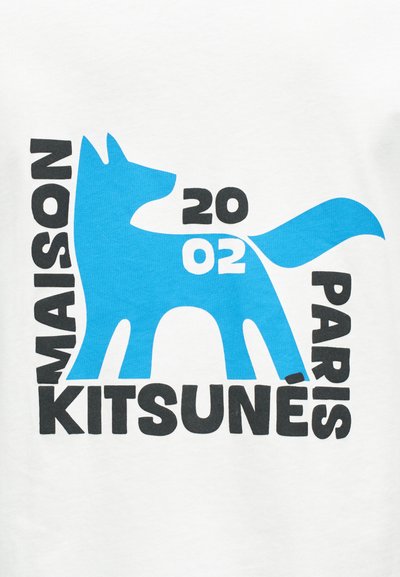 Μπλε στυλιζαρισμένη αλεπού με το «2002» στο σώμα της, περιβαλλόμενη από μαύρο κείμενο «MAISON KITSUNÉ PARIS» σε λευκό φόντο.