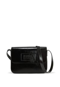 Borsa a tracolla nera in pelle con finitura liscia, chiusura a patta, logo impresso e tracolla regolabile. Design compatto rettangolare.