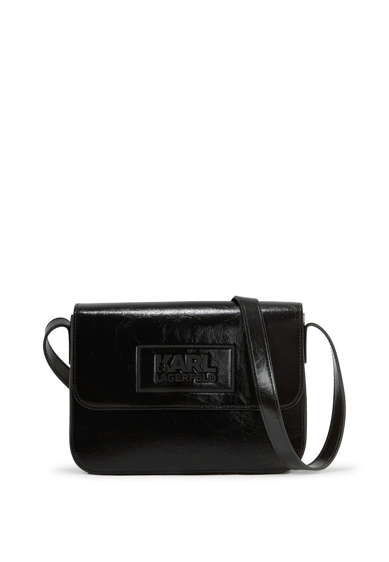 Borsa a tracolla nera in pelle con finitura liscia, chiusura a patta, logo impresso e tracolla regolabile. Design compatto rettangolare.